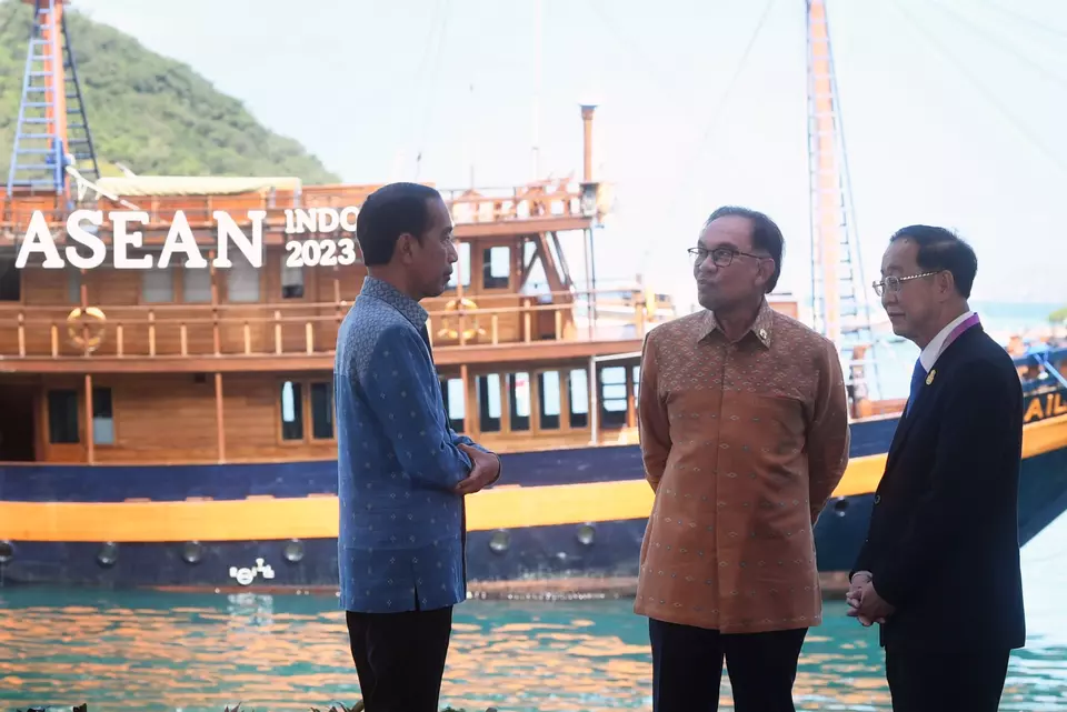 President Joko "Jokowi" Widodo speaks with Malaysian Prime Minister Anwar Ibrahim and Thai Finance Minister Arkhom Termpittayapaisith shortly before the 15th IMT-GT Summit in Labuan Bajo on May 11, 2023. (POOL/Antara Photo/Akbar Nugroho Gumay)
