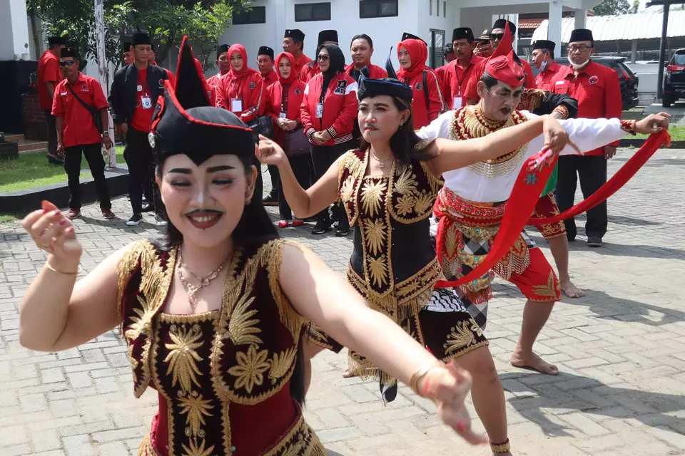 FILE - Dancers lead a group of legislative candidates of the Indonesian Democratic Party of Struggle (PDI-P) who arrive at the district election office in Jombang, East Java, to register themselves for the 2024 election, Thursday, May 11, 2023, (Antara Photo/Syaiful Arif)