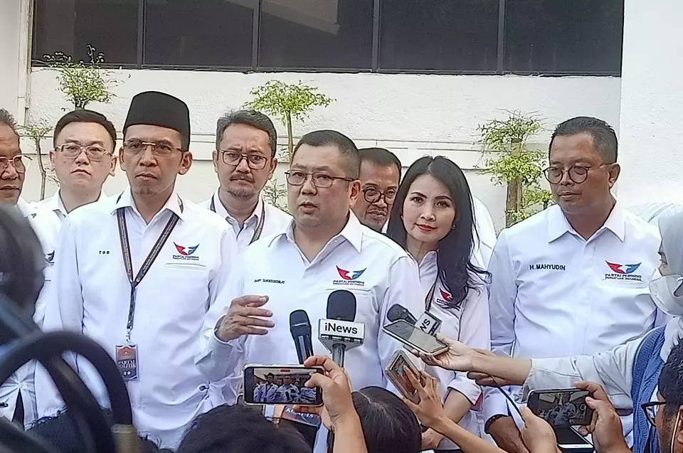 United Indonesia Party (Perindo) Chairman Hary Tanoesoedibjo, center, speaks to journalists at the General Election Commission headquarters in Jakarta on Sunday, May 14, 2023. (Yustinus Paat)