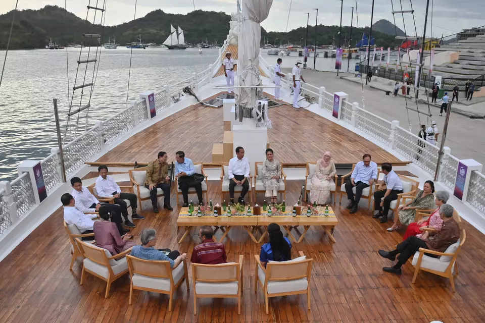 ASEAN leaders and their spouses sail on a pinisi ship in Labuan Bajo, East Nusa Tenggara, on May 10, 2023. (POOL/Antara Photo/Akbar Nugroho Gumay)