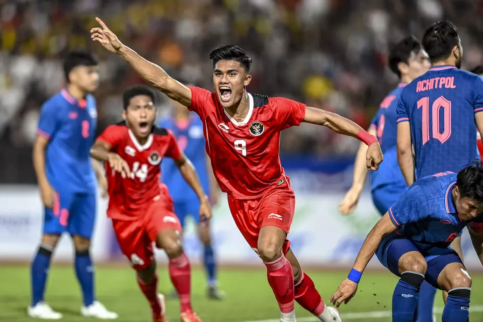 Indonesian player Muhammad Ramadhan Sananta, center, celebrates after scoring a goal during the SEA Games football final against Thailand at the National Olympic Stadium in Phnom Penh, Cambodia, on May 16, 2023. (Antara Photo/Muhammad Adimaja)
