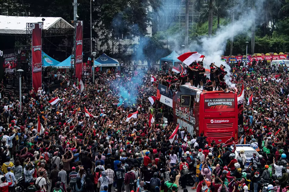 Thousands of fans welcome the bus carrying Indonesian football players at Hotel Indonesia Turnabout in Central Jakarta on May 19, 2023, during a parade to celebrate the gold medal in SEA Games football. (Antara Photo)