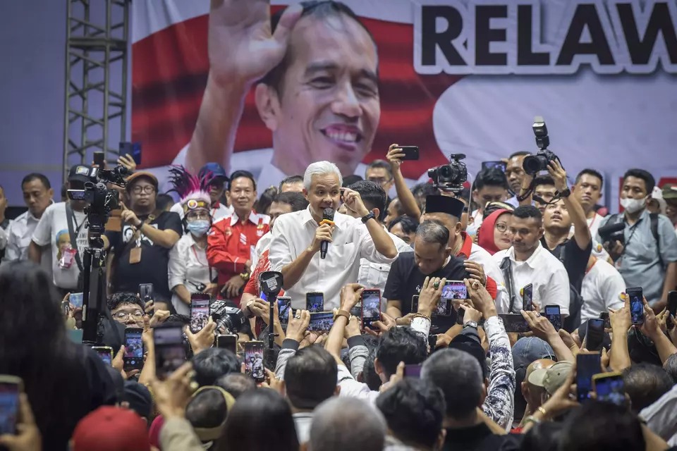 Indonesian Democratic Party of Struggle (PDI-P)'s presidential candidate Ganjar Pranowo, center, delivers a speech to his supporters with the photograph of President Joko Widodo on the backdrop at Bung Karno Stadium in Jakarta on May 13, 2023. (Antara Photo)