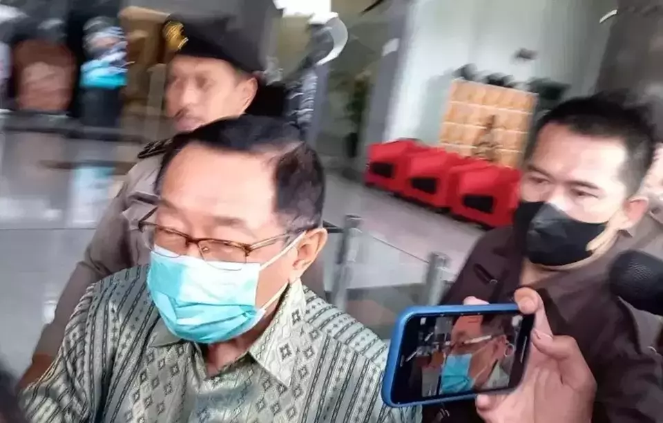 Maspion Group CEO Markus Alim, center, leaves the Corruption Eradication Commission (KPK) building in Jakarta on May 24, 2023. (Muhammad Aulia)