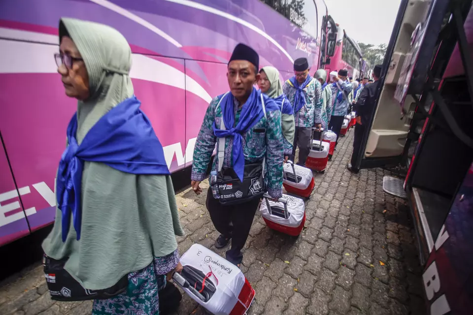 Indonesian pilgrims from Bogor get on the bus to depart for their hajj pilgrimage on May 24, 2023. (Antara Photo/Yulius Satria Wijaya)