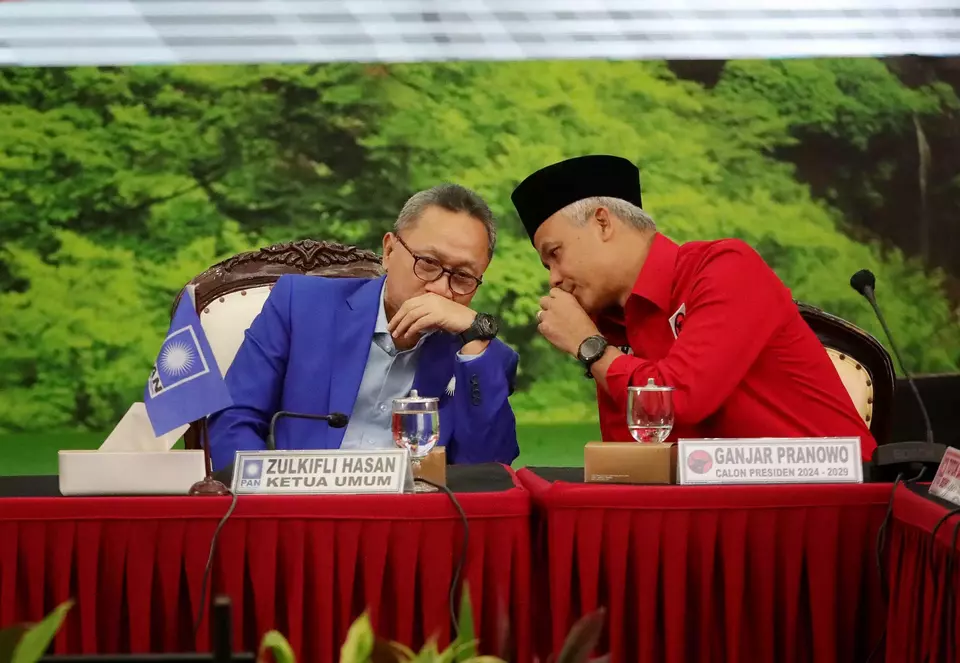 National Mandate Party (PAN) Chairman Zulkifli Hasan, left, listens to Ganjar Pranowo during a news conference in Jakarta, Friday, June 2, 2023. (Joanito De Saojoao)