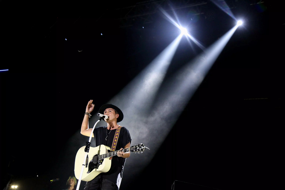 Soloist Anji performs at the music fest Semesta Berpesta  at the International Conference and Exhibition (ICE) parking ground in Serpong, Tangerang, (B1 Photo/Joanito de Saojao)