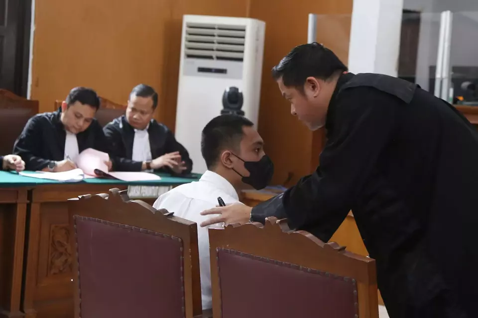 Aggravated assault defendant Mario Dandy, second right, speaks to his lawyer at the South Jakarta District Court, Tuesday, June 6, 2023. (Mohammad Defrizal)