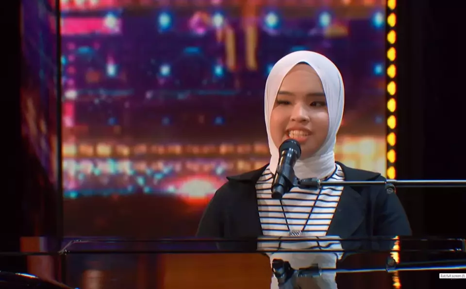 Indonesian singer Putri Ariani performs in America s Got Talent. (Videography)
