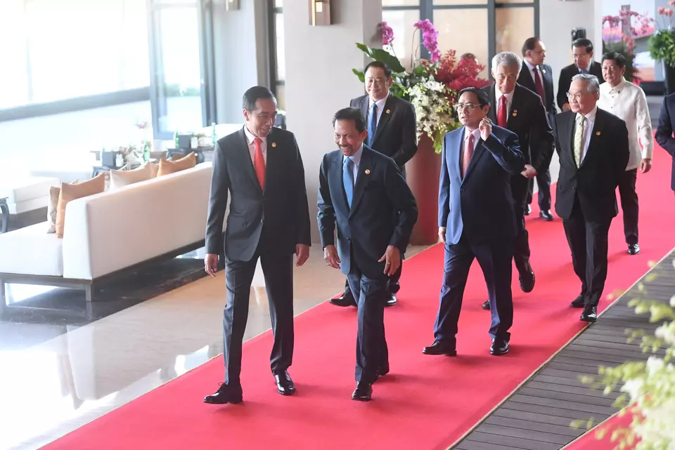 President Joko "Jokowi" Widodo walks together with fellow Southeast Asian leaders at the 42nd ASEAN Summit in Labuan Bajo on May 10, 2023. (POOL/Antara Photo/Akbar Nugroho Gumay)