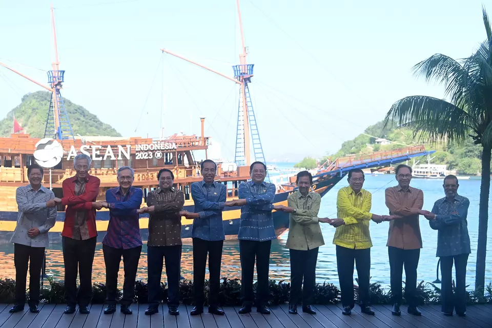 President Joko "Jokowi" Widodo takes a picture with other Southeast Asian leaders at the retreat session of the 42nd ASEAN Summit in Labuan Bajo on May 11, 2023. (POOL/Antara Photo/Rivan Awal Angga)