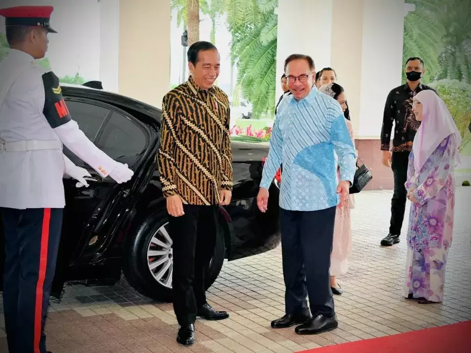 Malaysian Prime Minister Anwar Ibrahim greets President Joko "Jokowi" Widodo at the Seri Perdana complex in Malaysia on June 8, 2023. (Photo Courtesy of Presidential Press Bureau)