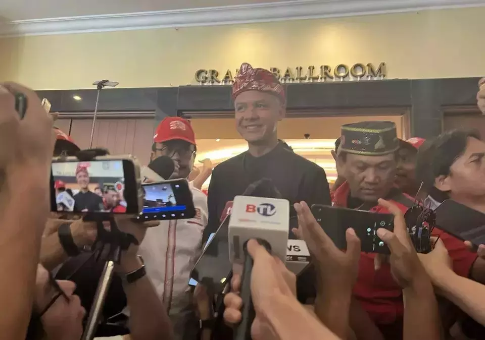 Presidential candidate Ganjar Pranowo speaks to reporters in Kelapa Gading, North Jakarta, Saturday, June 10, 2023. (Vinnilya Huanggrio) 
