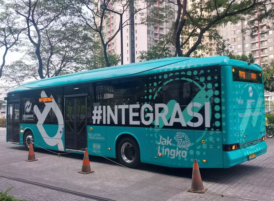 A Transjakarta electric bus parked outside The Convergence Indonesia building in Jakarta on June 13, 2023. (JG Photo/Jayanty Nada Shofa)