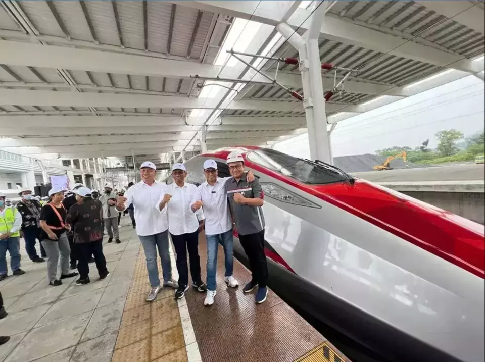 Transportation Minister Budi Karya Sumadi, third right, poses in front of the high-speed train on Feb. 28, 2023. (Investor Daily)