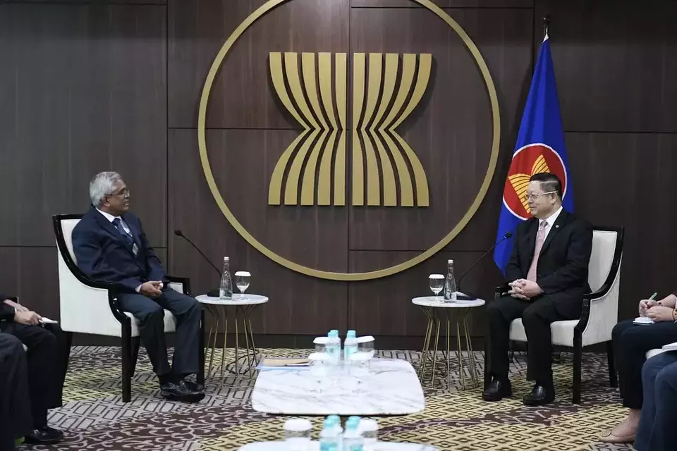 ASEAN secretary-general Kao Kim Hourn hosts a visit by the delegation from the Presidential Secretariat of Sri Lanka led by the president's senior economic advisor Samaratunga at the bloc's secretariat in Jakarta on June 14, 2023. (Photo Courtesy of the ASEAN Secretariat)