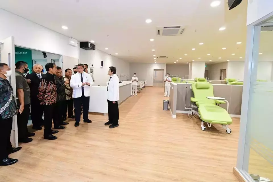 The photo posted on President Joko Widodo's Twitter account shows the president inspecting the medical facility at newly-built Tzu Chi Hospital in Pantai Indah Kapuk, North Jakarta, Wednesday, June 14, 2023. 