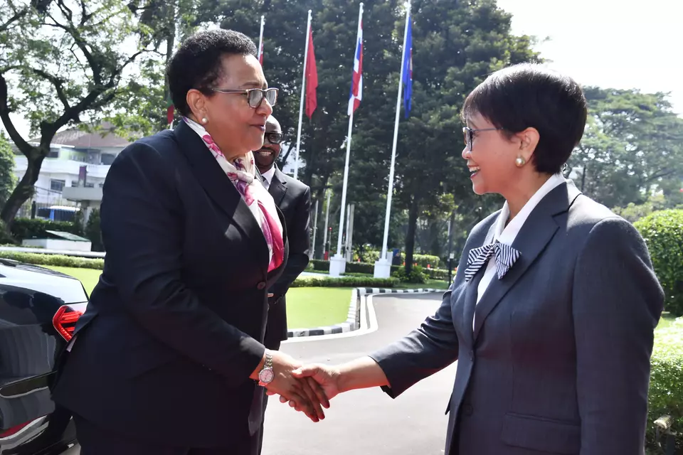 Foreign Affairs Minister Retno Marsudi shakes hands with her Tanzanian counterpart Stergomena Tax in Jakarta on June 22, 2023. (Photo Courtesy of the Foreign Affairs Ministry)