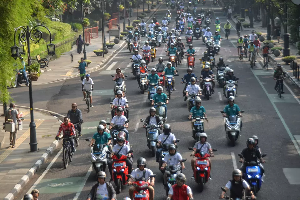 Electric two-wheeler community on a convoy to promote e-mobility in Bandung, West Java, on June 25, 2023. (Antara Photo/Raisan Al Farisi)