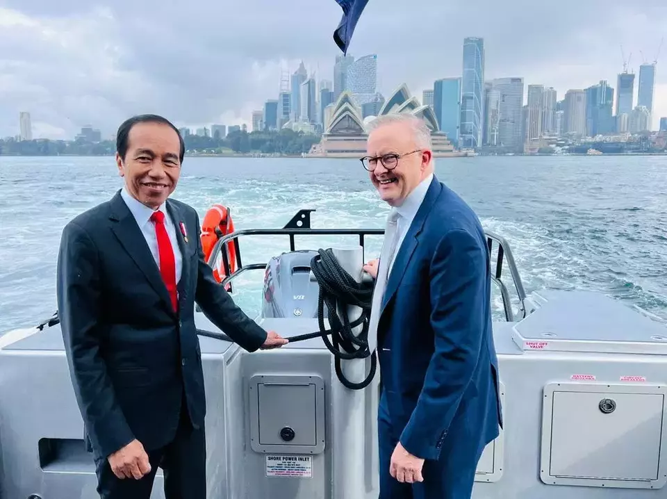 President Joko "Jokowi" Widodo and Australian Prime Minister Anthony Albanese on a ship deck in Sydney on July 4, 2023. (Photo Courtesy of Presidential Press Bureau)