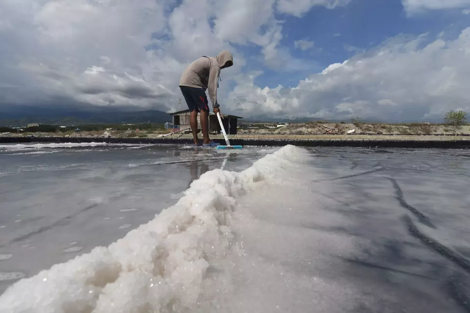 A salt farming activity in Palu, Central Sulawesi, on July 1, 2023. (Antara Photo/Mohamad Hamzah)