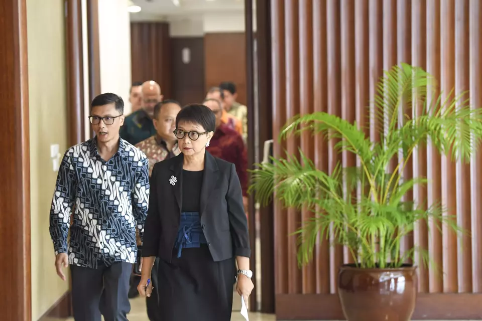 Foreign Affairs Minister Retno Marsudi walks into the room for a press conference on ASEAN Ministerial Meeting/Post-Ministerial Conference (AMM/PMC) in Jakarta on July 7, 2023. (Antara Photo./M Risyal Hidayat)