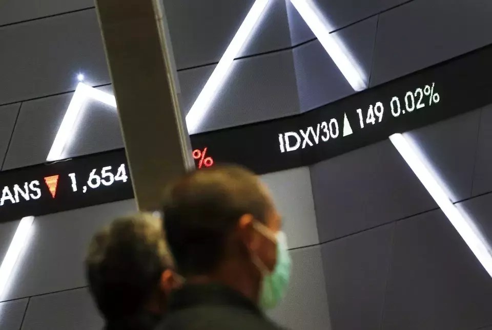 Two men walk inside the main hall of the Indonesia Stock Exchange building in Jakarta. (Uthan Rachim)