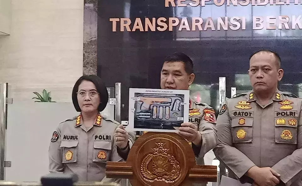 National Police spokesman Brig. Gen. Ahmad Ramadhan, center, shows a set of tear gas launchers and munitions at the National Police headquarters in Jakarta, Friday, July 13, 2023. (B-Universe Photo/Ilham Oktafian)