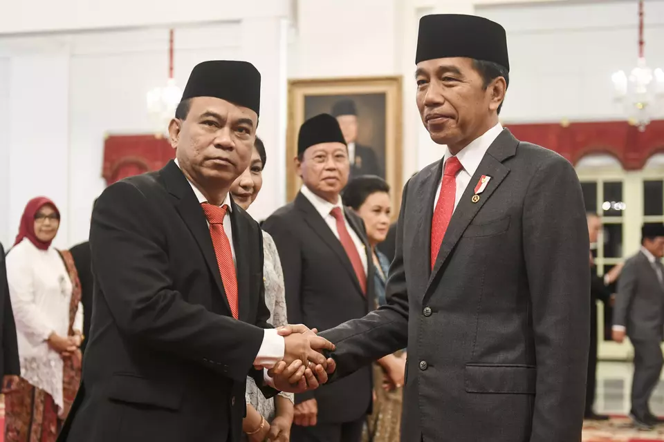 President Jokowi shakes hand with the newly picked Communication Minister Budi Arie at the State Palace in Jakarta on July 17, 2023. (Antara Photo/Hafidz Mubarak A) 