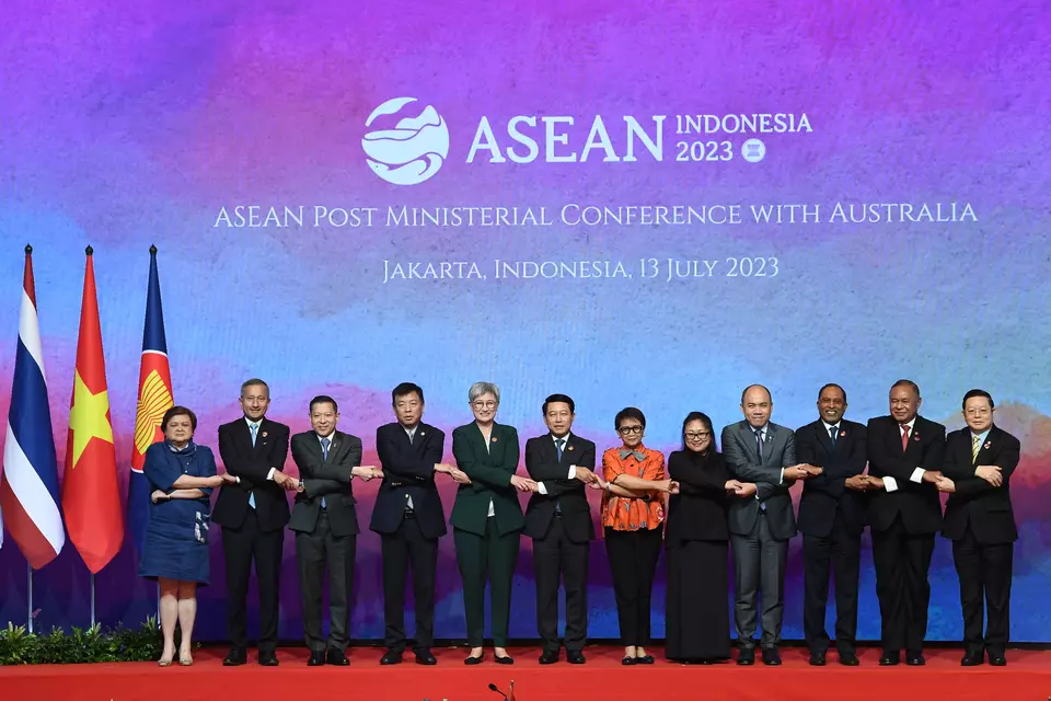 ASEAN foreign ministers pose together with their Australian counterpart Penny Wong at the ASEAN-Australia Post-Ministerial Conference in Jakarta on July 13, 2023. (Antara Photo/Indrianto Eko Suwarso)