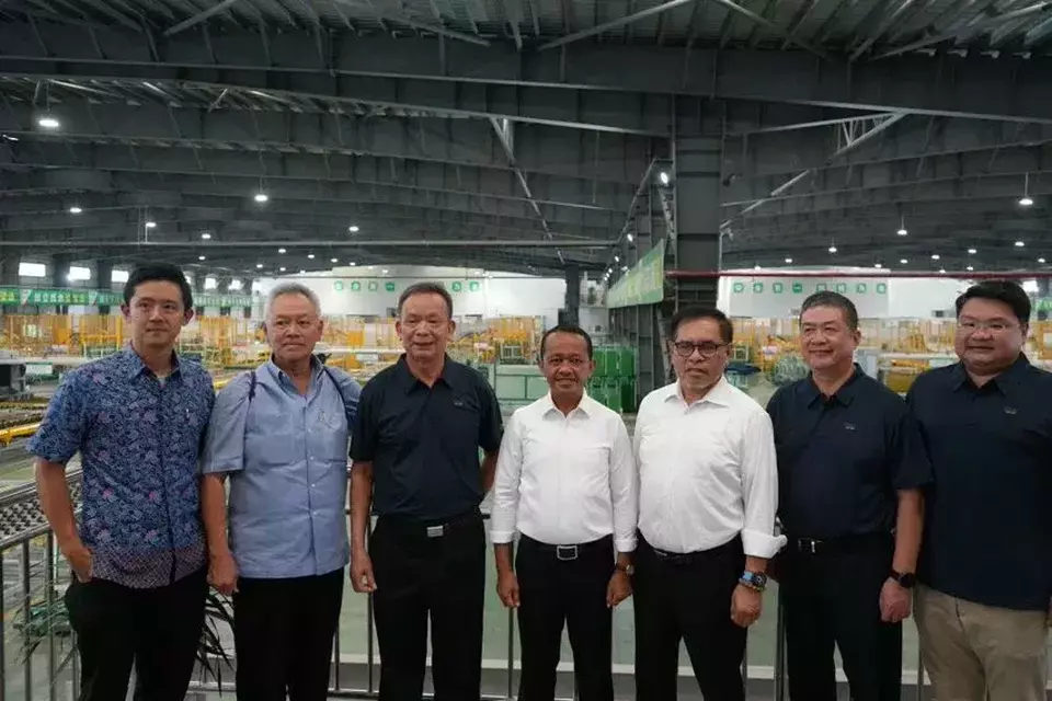 Investment Minister Bahlil Lahadalia (center) meets Xinyi Group representatives in China on July 18, 2023. (Photo Courtesy of the Investment Ministry)