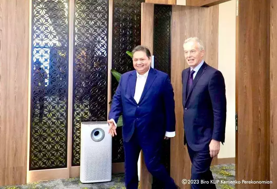 Chief Economic Affairs Minister Airlangga Hartarto and Former British Prime Minister Tony Blair meet in Jakarta on July 21, 2023. (Photo Courtesy of Coordinating Ministry for Economic Affairs)	