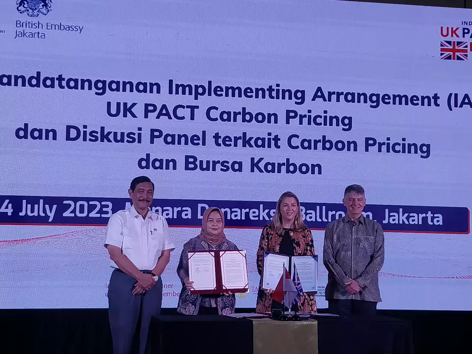 Indonesia and the UK sign the implementing arrangement on carbon pricing in Jakarta on July 24, 2023. (JG Photo/Jayanty Nada Shofa)