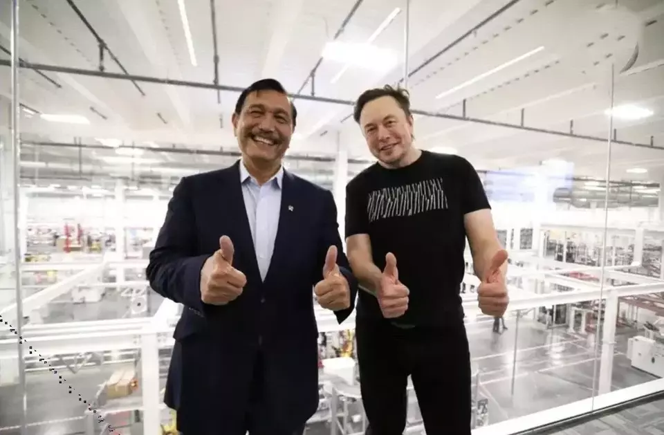 Chief Investment Minister Luhut Binsar Pandjaitan meets with Elon Musk at Tesla's gigafactory in Texas on April 26, 2022. (B1 File Photo)