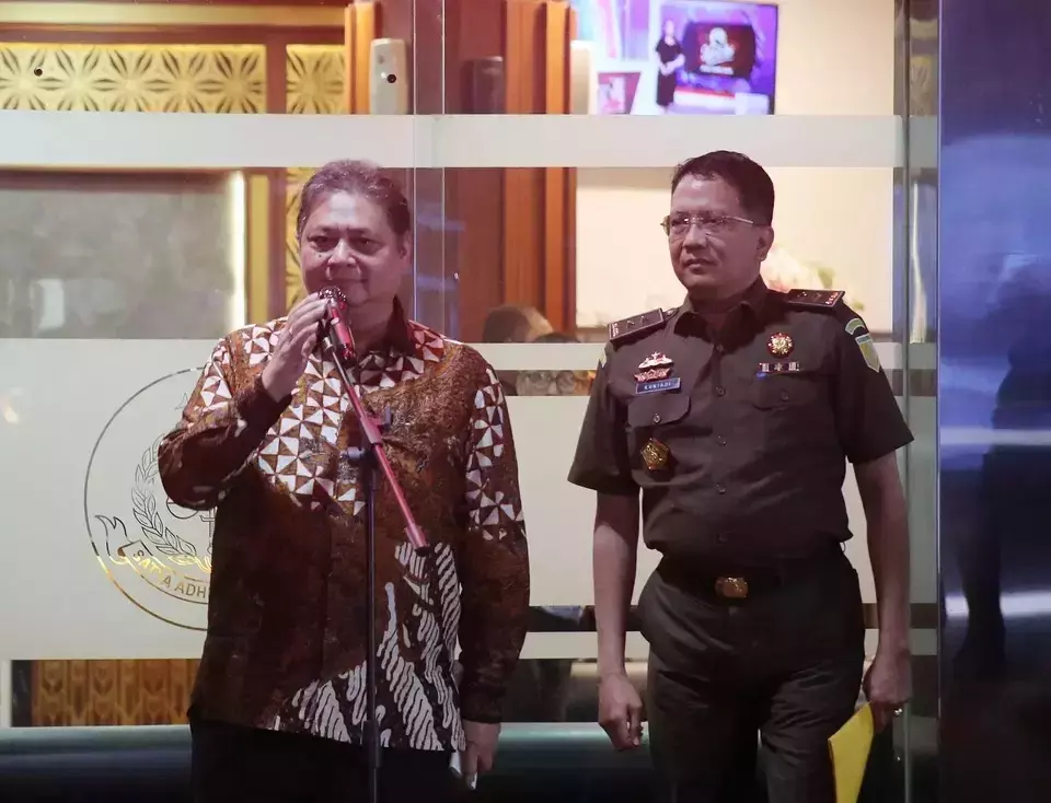 Chief Economic Minister Airlangga Hartarto, left, speaks to reporters after being interrogated by prosecutors at the Attorney General's Office in Jakarta, Monday, July 24, 2023. (B-Universe photo/Joanito De Saojoao)