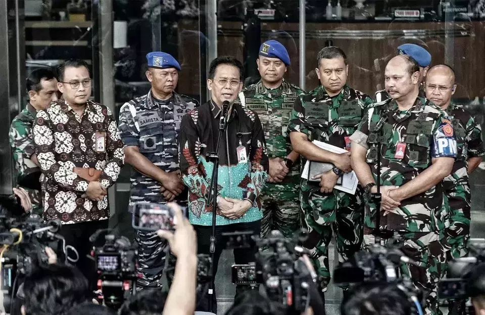 Corruption Eradication Commission (KPK) Deputy Chairman Johanis Tanak, center, speaks at a news conference accompanied by Military Police Commander Vice Air Marshal Agung Handoko, right, at the KPK building in Jakarta, Friday, July 28, 2023. (Beritasatu.com/Joanito De Saojoao)