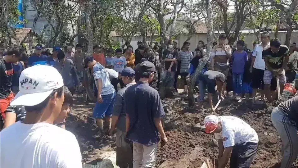 Residents of Balongbendo subdistrict in Sidoarjo, East Java, dig graves for five members of a family who were killed after their car collided with a train in Jombang, July 29, 2023. (B-Universe photo/Slamet Wibowo)