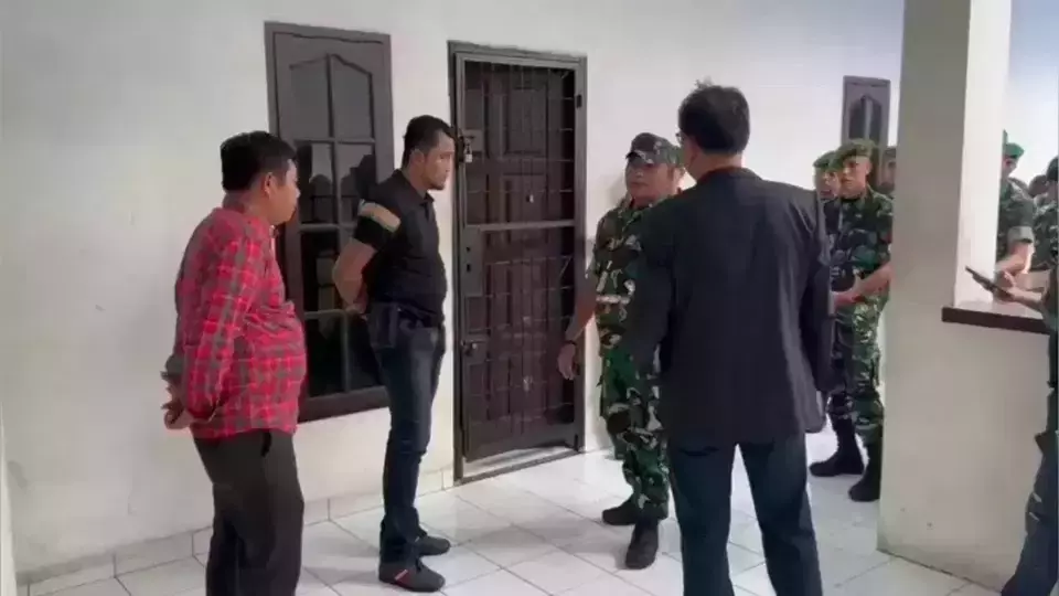 Several Bukit Barisan Military Command soldiers visit the Medan Metropolitan Police headquarters in North Sumatra to seek the release of a criminal suspect on August 5, 2023. (B-Universe photo/Panji Satrio)