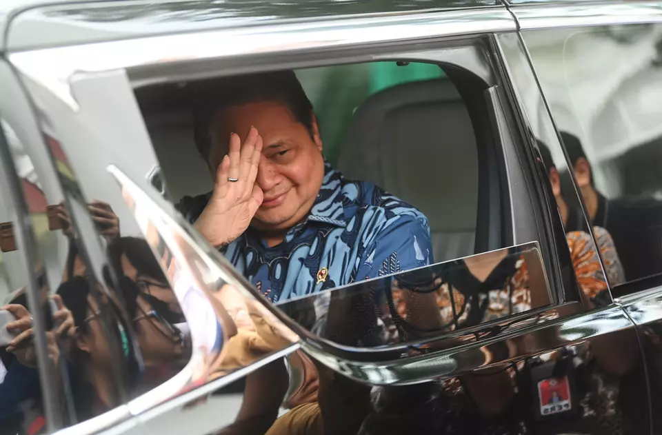 Chief Economic Affairs Minister Airlangga Hartarto waves to the press after attending a meeting at the Presidential Palace complex in Jakarta on July 10, 2023. (Antara Photo/Akbar Nugroho Gumay)