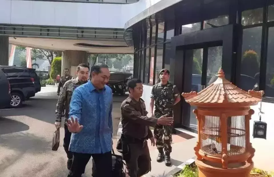 Former Trade Minister Muhammad Lutfi, left, arrives at the Attorney General's Office in Jakarta to undergo interrogation related to illegal CPO exports, Wednesday, Aug.9, 2023. (Antara Photo)