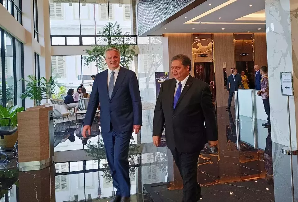 Chief Economic Minister Airlangga Hartarto, right, receives a visit by OECD Secretary-General Mathias Cormann at his office in Jakarta, Thursday, Aug. 10, 2023. (B-Universe Photo/Arnoldus Kristianus)