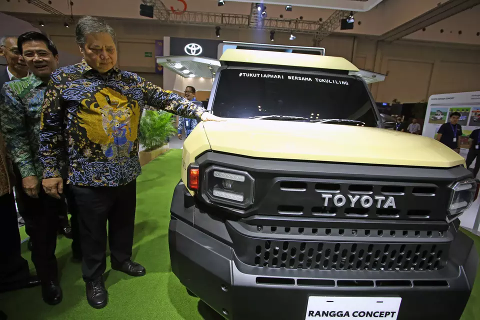 Chief Economic Minister Airlangga Hartarto, right, inspects a Toyota concept SUV during the opening day of the Gaikindo Indonesia Internasional Auto Show (GIIAS) at the Indonesia Convention Exhibition (ICE) building in Tangerang, Banten province, Thursday, Aug. 10, 2023. (Antara photo)