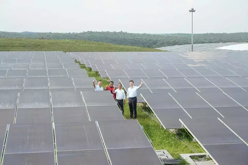 Investment Minister Bahlil Lahadalia visits the solar panel installation by APRIL in Pangkalan Kerinci on Aug. 10, 2023. (Photo Courtesy of APRIL Group)