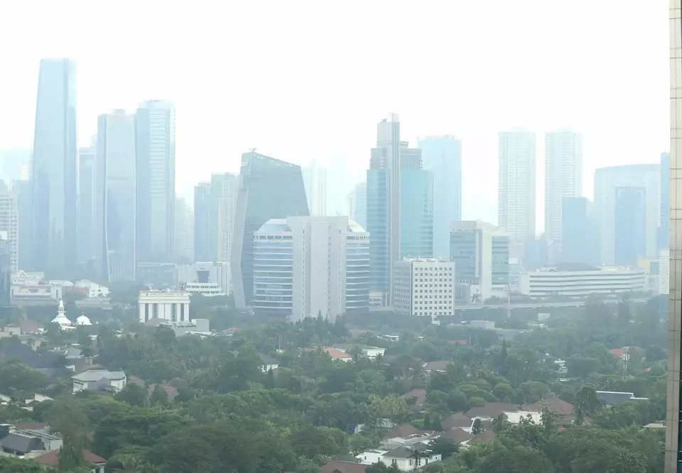 Thin smoke blankets high-rise buildings and homes in Jakarta on June 12, 2023. (B-Universe photo/Joanito De Saojoao)