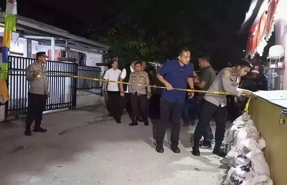 Police officers inspect a house in Pesona Anggrek Harapan housing complex in the West Java city of Bekasi where a suspected militant was arrested, Monday, Aug. 14, 2023. (B-Universe photo/Rino Fajar)