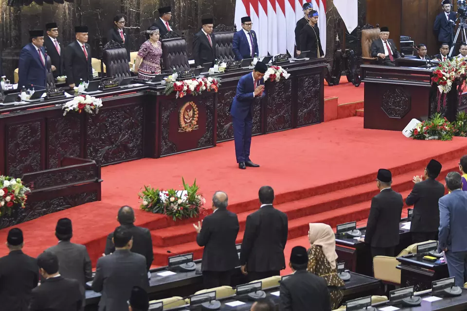 President Joko Widodo bows in front of House of Representatives members at the legislative complex in Jakarta before delivering his annual address, Wednesday, Aug. 16, 2023. (Antara photo)