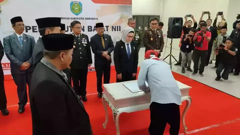 A former member of the separatist movement Islamic State of Indonesia (NII) signs a document to pledge allegiance to the Constitution in Indramayu, West Java, Wednesday, Aug. 16, 2023. (B-Universe photo/Candra Kurnia)