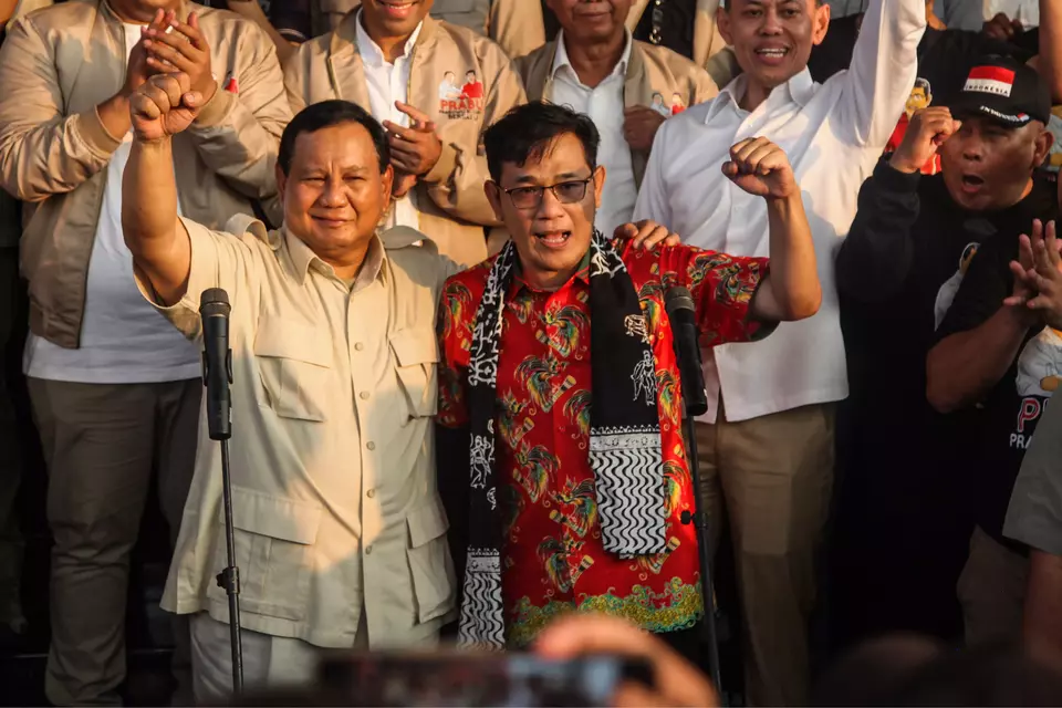 Great Indonesia Movement Party (Gerindra) Chairman Prabowo Subianto, left, and Indonesian Democratic Party of Struggle (PDI-P) politician Budiman Sudjatmiko pose for a photo in front of their supports in Semarang, Central Java, Friday, Aug. 18, 2023. (Antara photo/Makna Zaezar)