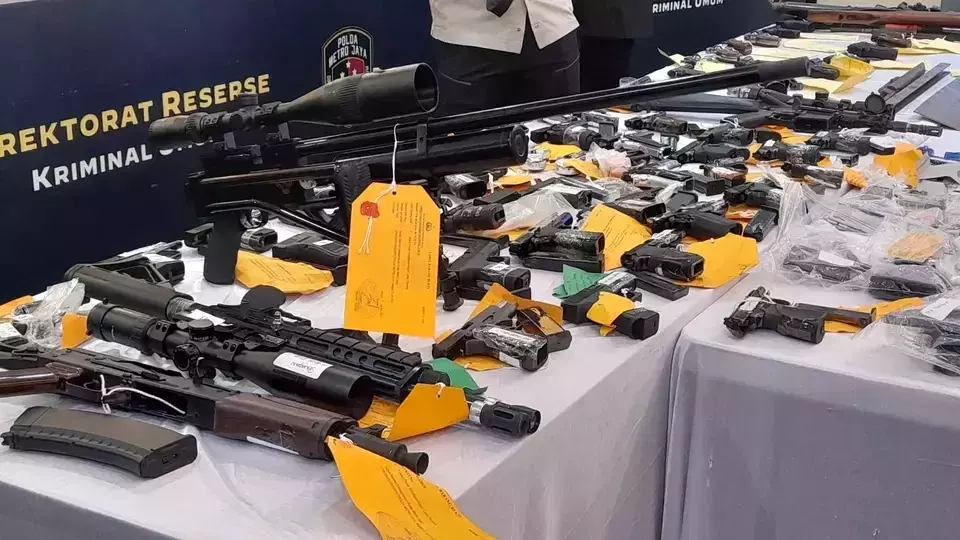 The Jakarta Police present dozens of rifles and pistols seized from an arms trade syndicate during a news conference in Jakarta, Monday, Aug. 21, 2023. (B-Universe photo/Ilham Oktafian)
