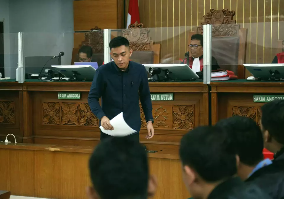 Aggravated assault defendant Mario Dandy walks to his chair during a hearing at the South Jakarta District Court, Tuesday, Aug. 22, 2023. (B-Universe photo/Joanito De Saojoao)